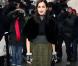 Amira Casar arrive au défilé Chanel Haute Couture le 22 janvier 2013