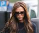 Victoria Beckham porte un sweater et un jean bleu foncé avec un sac Victoria Beckham et des bottes Christian Louboutin. Londres, le 28 janvier 2013.