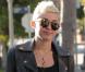 Miley Cyrus, rockeuse stylée à Studio City avec des lunettes Karen Walker, une veste Maison Martin Margiela, un jean TEXTILE Elizabeth and James, un sac Versace et des souliers noirs. Le 30 janvier 2013.