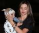 Miranda Kerr porte son fils Flynn à l'aéroport de Los Angeles, habillée d'un top et de baskets Isabel Marant. Le 26 janvier 2013.