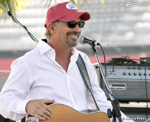 Kevin Costner... et maintenant il chante !
