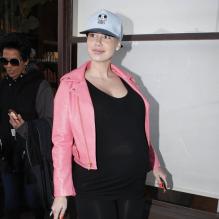 Amber Rose, habillée d'un perfecto rose Joyrich et de mocassins Giuseppe Zanotti, profite de ses derniers moments avant son accouchement en se rendant dans un salon de coiffure puis un restaurant. Los Angeles, le 14 janvier 2013.