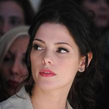 Ashley Greene observe les passages des mannequins lors du défilé Salvatore Ferragamo automne-hiver 2013-2014. Milan, le 24 février 2013.