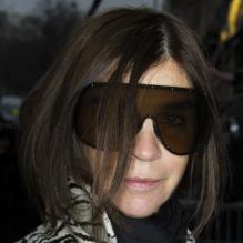 Carine Roitfeld arrive à la boutique Balenciaga dans le 7e arrondissement de Paris pour assister au défilé Balenciaga automne-hiver 2013-2014. Paris, le 28 février 2013.