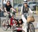 Johnny Hallyday, sa femme Laeticia, leurs filles Jade et Joy, en balade à vélo, à Santa Monica, le 16 février 2013.