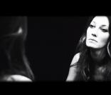 Mareva Galanter : Suicidaire et envoûtante dans son clip ''Kill Myself''