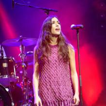 Olivia Ruiz pendant la cérémonie du Prix Constantin à L'Olympia à Paris, le 17 novembre 2011.