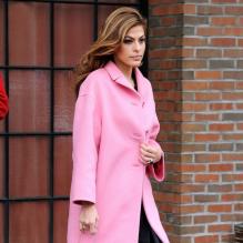 Eva Mendes quitte l'hôtel The Bowery où elle réside à New York. Le 11 mars 2013.