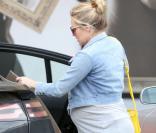 Exclusif - Kristen Bell, enceinte, achète une photo au magasin Aaron Brothers de Los Angeles, le 2 mars 2013