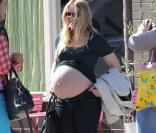 Exclusif - Kristen Bell enceinte montre son ventre à des amis à Los Angeles, le 26 février 2013