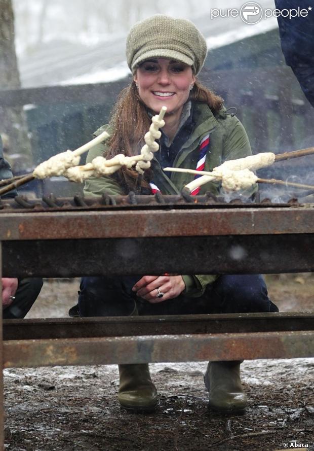 CASA REAL BRITÁNICA - Página 80 1084037-the-duchess-of-cambridge-cooking-bread-620x0-1