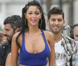 Les Anges de la télé-réalité 5 : Nabilla, pulpeuse, exhibe fièrement sa poitrine