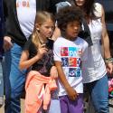 Heidi Klum s'amuse des pitreries de ses enfants, qui font les fous sur la plage