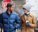 Anne Hathaway : Look 'hot' et grosses lunettes, elle rayonne au côté de son mari