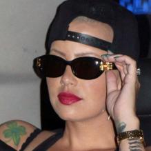La jeune maman Amber Rose, casquette à l'envers et lunettes de soleil, quitte une boîte de nuit. Hollywood, le 27 mars 2013.