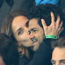 Mélissa Theuriau et Jamel Debbouze tendres amoureux et supporters lors du quart de finale aller de la Ligue des champions entre le Paris Saint-Germain et le FC Barcelone au Parc des Princes, le 2 avril 2013.