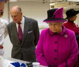 Elizabeth II et le coquin prince Philip comme des enfants entourés de chocolats