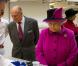 Elizabeth II et le coquin prince Philip comme des enfants entourés de chocolats