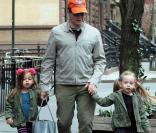 Matthew Broderick emmène ses filles Tabitha et Marion à l'école à New York, le 11 avril 2013.