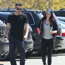 <p>Megan Fox et Brian Austin Green, complices dans les rues de Los Angeles, le 21 avril 2013 où ils s'accordent une pause déjeuner bien méritée</p>
<p>Photo Exclusive</p>