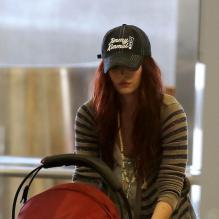 Megan Fox et son époux Brian Austin Green à l'aéroport de Los Angeles le 22 avril 2013 avec leur fils Noah