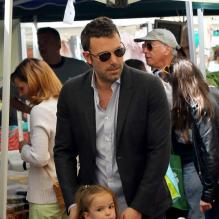 Après quelques courses réalisées au Farmer's Market de Brentwood, Jennifer Garner, Ben Affleck et leurs filles Seraphina et Violet se sont rendus à l'école de Palisades où ont participé à une compétition sportive. Le 28 avril 2013 à Los Angeles.