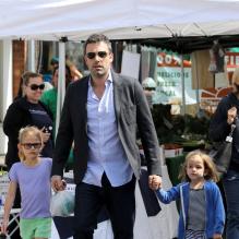 Après quelques courses réalisées au Farmer's Market de Brentwood, Jennifer Garner, Ben Affleck et leurs adorables filles se sont rendus à l'école de Palisades où Seraphina et Violet ont participé à une compétition sportive. Le 28 avril 2013 à Los Angeles.