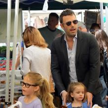 Après quelques emplettes réalisées au Farmer's Market de Brentwood, Jennifer Garner, Ben Affleck et leurs filles se sont rendus à l'école de Palisades où Seraphina et Violet ont participé à une compétition sportive. Le 28 avril 2013 à Los Angeles.
