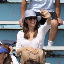Après quelques courses réalisées au Farmer's Market de Brentwood, Jennifer Garner, son mari Ben Affleck et leurs filles se sont rendus à l'école de Palisades où Seraphina et Violet ont participé à une compétition sportive. Le 28 avril 2013 à Los Angeles.