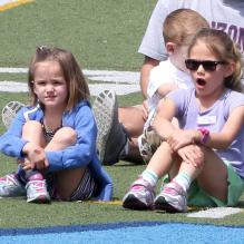 Après quelques courses réalisées au Farmer's Market de Brentwood, Jennifer Garner, Ben Affleck et leurs filles se sont allés à l'école de Palisades où Seraphina et Violet ont participé à une compétition sportive. Le 28 avril 2013 à Los Angeles.