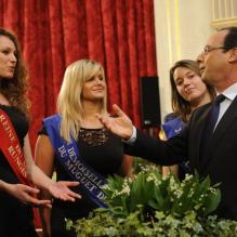 Le président François Hollande à l'Elysée pour une cérémonie traditionnelle de remise du muguet avec la reine du Muguet de Rungis et ses demoiselles d'honneur, le 1er mai 2013.