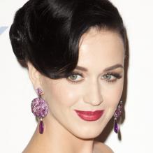 Katy Perry assiste au gala Delete Blood Cancer au Cipriani Wall Street. La chanteuse de 28 ans y remettait à la créatrice Vera Wang le Delete Blood Cancer Award pour son soutien dans la campagne Share the Love poussant au don de sang et moelle osseuse. New York, le 1er mai 2013.