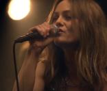 Vanessa Paradis chante ''Station Quatre-Septembre'', un inédit tout doux