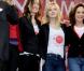 Les actrices Olivia Wilde et Emma Stone à la 16e marche pour les femmes organisée par la marque Revlon pour la recherche contre le cancer. Cette dernière s'est déroulée de Times Square à Central Park à New York, le 4 mai 2013.
