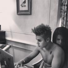 Justin Bieber prend la pose avec sa chérie Selena Gomez, le 26 avril 2013.