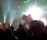 Mick Mars : Le papy rockeur de Mötley Crüe renversé sur scène par un fan déjanté
