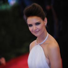 Katie Holmes au Met Ball le 6 mai 2013 à New York, honorant d'une manière très lumineuse le thème punk de cette édition.