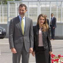 <p>Letizia et Felipe d'Espagne étaient en visite à Séville le 7 mai 2013, visitaient l'écluse du Guadalquivir et ses installations.</p>