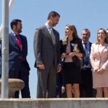 <p>Letizia et Felipe d'Espagne, en déplacement à Séville le 7 mai 2013, visitaient l'écluse du Guadalquivir et ses installations.</p>