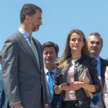 <p>La princesse Letizia et le prince Felipe d'Espagne, en visite à Séville le 7 mai 2013, visitaient l'écluse du Guadalquivir et ses installations.</p>