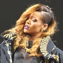 Rihanna, ultra sexy en Givenchy par Riccardo Tisci sur la scène du Barclays Center. Brooklyn, le 7 mai 2013.