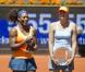 Serena Williams et Maria Sharapova à l'issue de la finale qui les a opposées à Madrid le 12 mai 2013