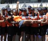 Serena Williams, tout heureuse d'avoir remporté le tournoi de Madrid face à Maria Sharapova (6-1, 6-4), le 12 mai 2013, reçoit un hommage très particulier des ramasseurs de balles