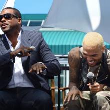 L'acteur Chris Tucker, futur présentateur des BET Awards 2013 et Chris Brown détendus lors de la conférence de presse de la cérémonie à l'Icon LA Ultra Lounge. Los Angeles, le 14 mai 2013.