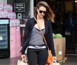 La belle Jessica Alba en tenue de sport va faire les courses à Los Angeles le 17 mai 2013