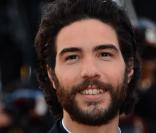 Tahar Rahim, héros de Le Passé, monte les marches du Palais des Festivals avec le reste du casting du film. Cannes, le 17 mai 2013.