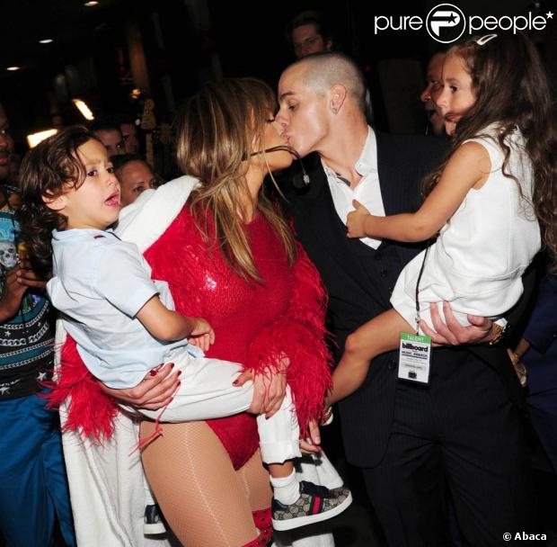 Casper Smart et Jennifer Lopez avec ses enfants Max et Emme (4 an) dans les coulisses de la cérémonie des Billboard Music Awards au MGM Grand Garden Arena à Las Vegas, le 19 mai 2013.