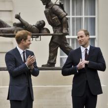 <p>Le prince Harry et le prince William inauguraient ensemble, le 20 mai 2013 à Tidworth dans le Wiltshire, un centre de l'association Help for Heroes, qui soutient les blessé(e)s de guerre et leurs familles.</p>