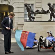 <p>Le prince Harry donne le départ de la Hero Ride sous les yeux de son frère le prince William. Ils inauguraient ensemble, le 20 mai 2013 à Tidworth dans le Wiltshire, un centre de l'association Help for Heroes, qui soutient les blessé(e)s de guerre et leurs familles.</p>