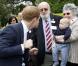 William et Harry, complices: L'un boxe un bébé, l'autre pense aux nuits blanches